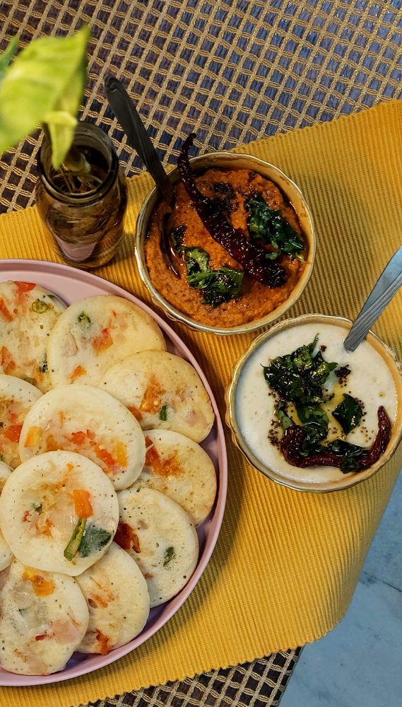 Idli with chutney